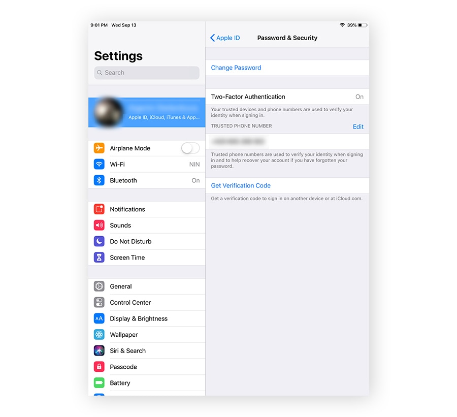 Activation de l'authentification à deux facteurs pour l'identifiant Apple ID de votre compte dans les Réglages Mot de passe et sécurité de l'iPad.