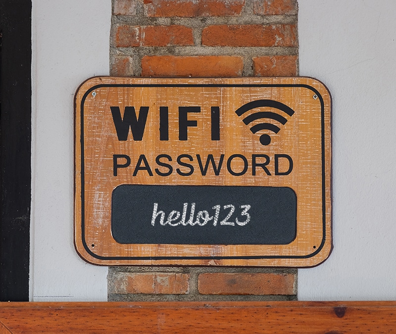 Un panneau affichant le mot de passe du Wi-Fi.