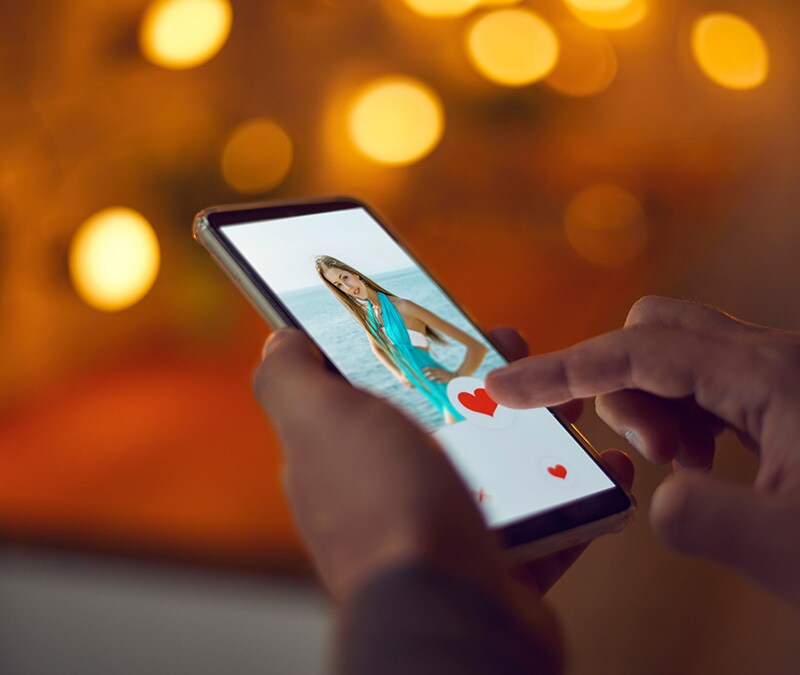 Image d'une personne « faisant glisser vers la droite » sur un profil de catfisher sur une application de rencontre.