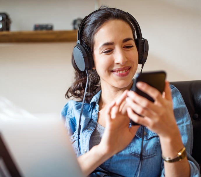 Femme écoutant de la musique en souriant Ultimate Help Desk.