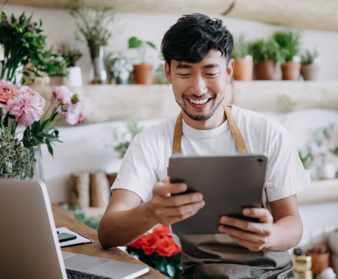 Chef d'entreprise utilisant un appareil.