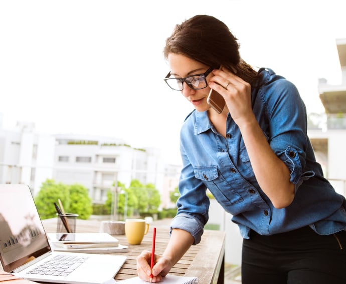 Femme au téléphone qui travaille.