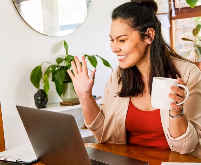 Femme réalisant un appel vidéo.