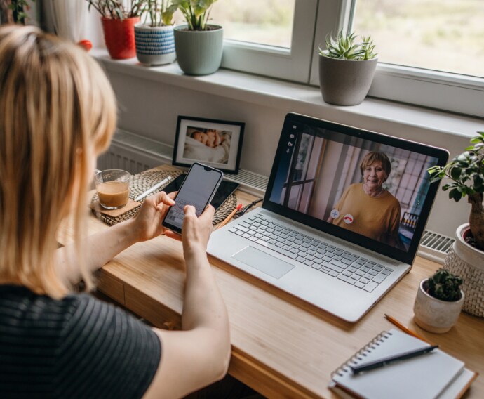 Jeune femme utilisant un appareil.