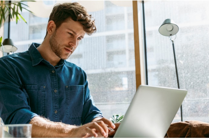 Homme utilisant un ordinateur portable.