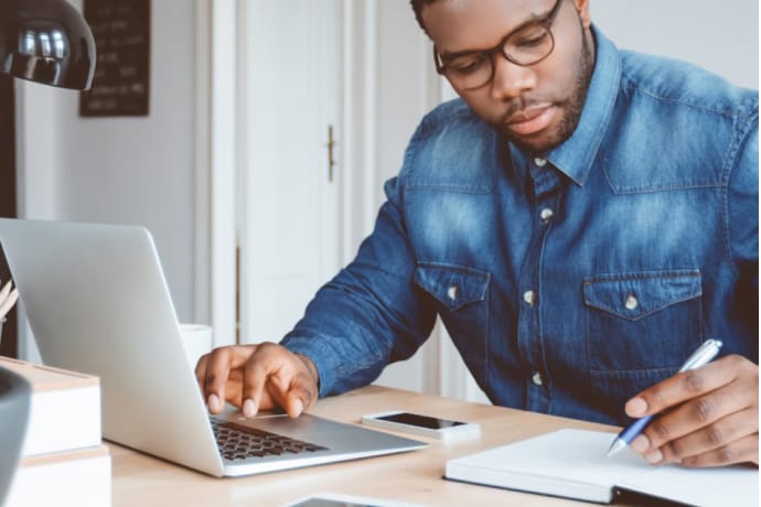 Jeune homme travaillant à domicile.